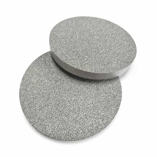 Sintered porous metal fluidizing disc for powder hopper aeration and flow assistance